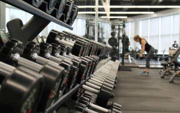 ¿Qué debo hacer en el gimnasio para aumentar la fuerza y la  masa muscular?